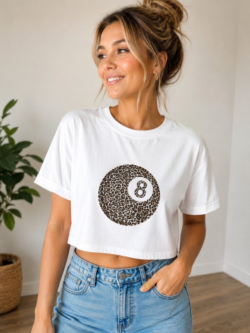 Women’s White Leopard 8 Ball Graphic Cropped T-Shirt Size Medium